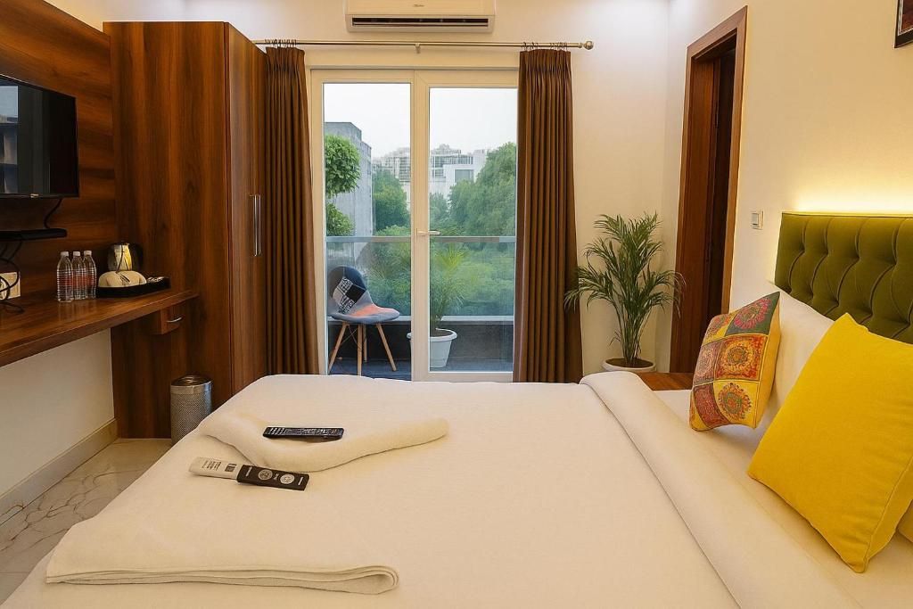 The Grove Hotels By Opulent Inn Deluxe Room with Balcony 5