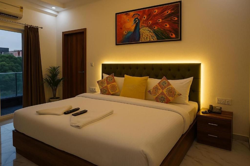 The Grove Hotels By Opulent Inn Deluxe Room with Balcony