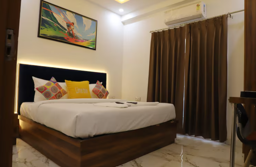 The Grove Hotels By Opulent Inn Deluxe Room with Balcony 3