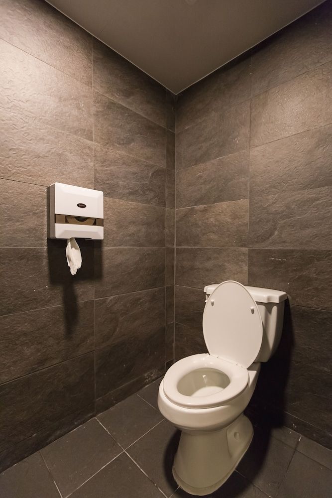 Canvas Hostel - Black Deluxe Double Room 5