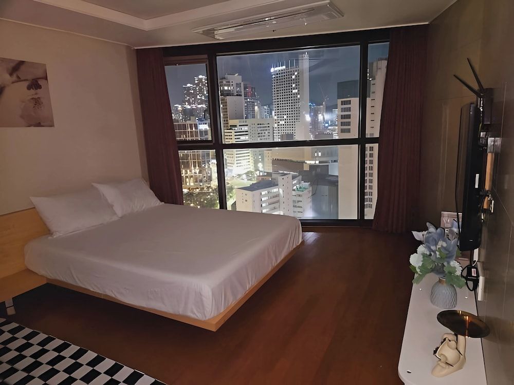 HOTEL WITH Premium Apartment (Bed&View randomly assigned,Extra futon does NOT included in the extra person fee) 15