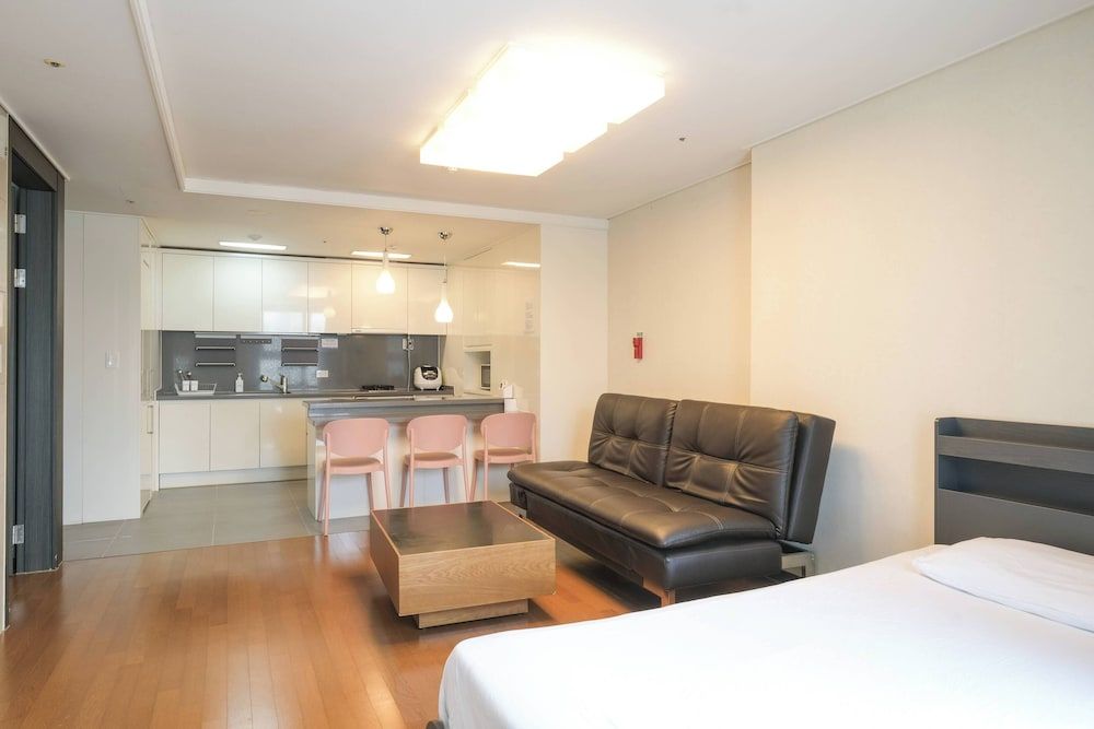 HOTEL WITH Premium Apartment (Bed&View randomly assigned,Extra futon does NOT included in the extra person fee) 37