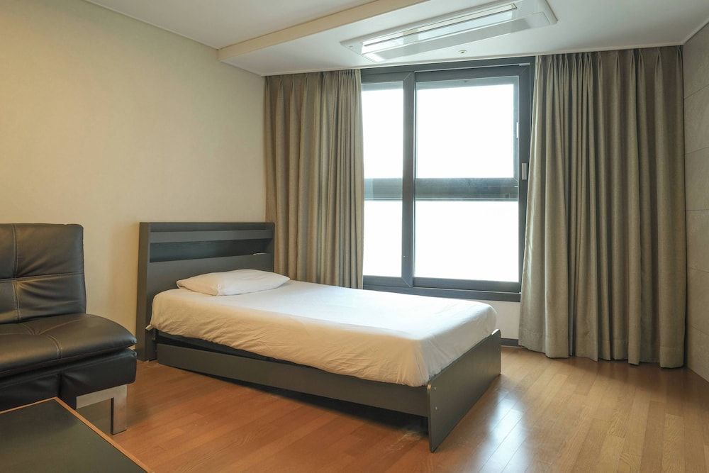 HOTEL WITH Premium Apartment (Bed&View randomly assigned,Extra futon does NOT included in the extra person fee) 20