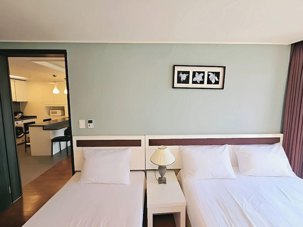 HOTEL WITH Premium Apartment (Bed&View randomly assigned,Extra futon does NOT included in the extra person fee) 7