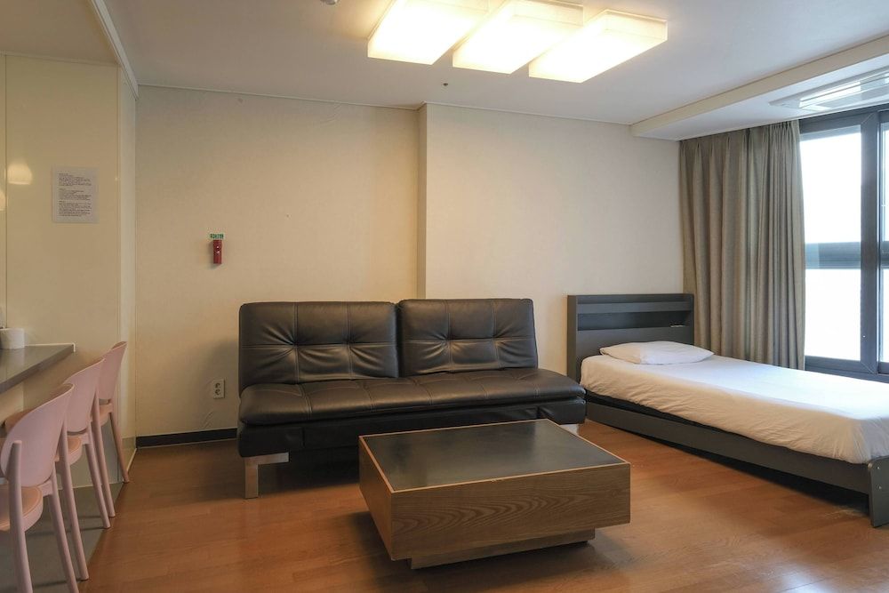 HOTEL WITH Premium Apartment (Bed&View randomly assigned,Extra futon does NOT included in the extra person fee) 18