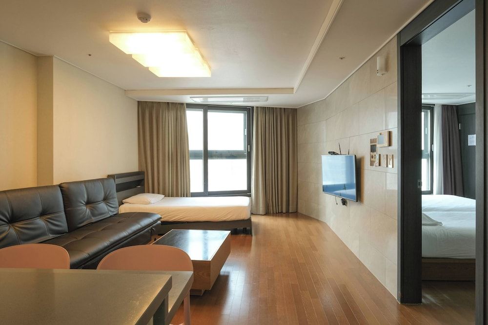 HOTEL WITH Premium Apartment (Bed&View randomly assigned,Extra futon does NOT included in the extra person fee) 43