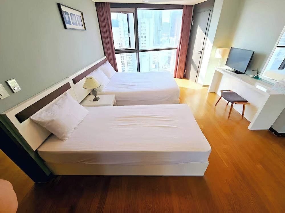 HOTEL WITH Premium Apartment (Bed&View randomly assigned,Extra futon does NOT included in the extra person fee) 5