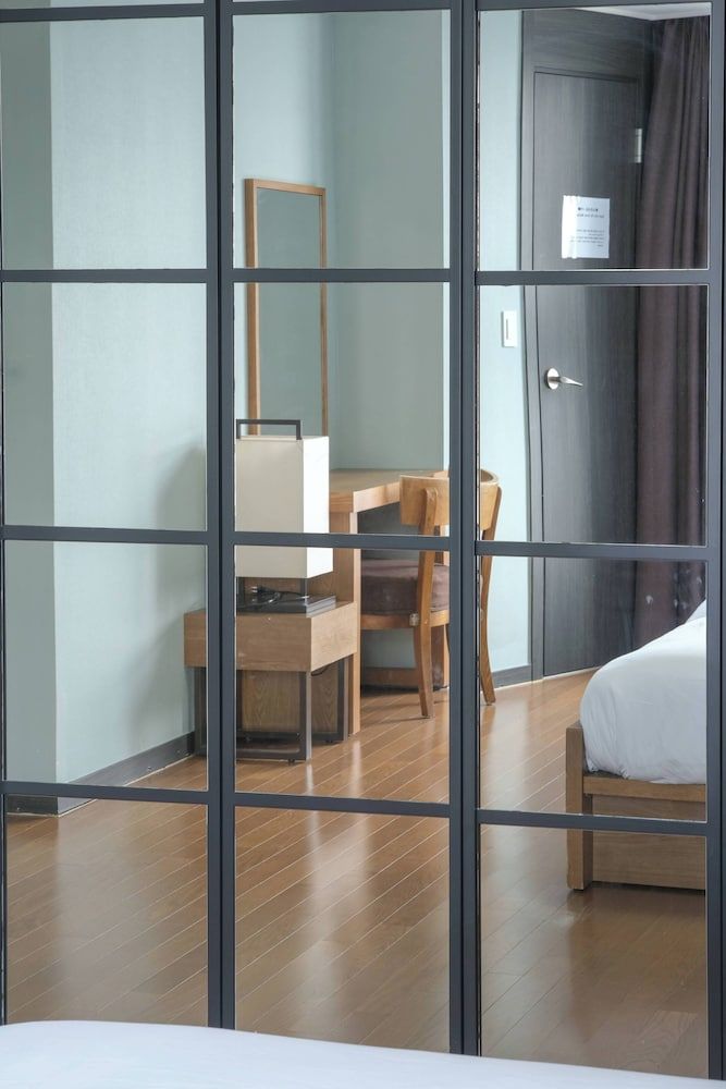 HOTEL WITH Premium Apartment (Bed&View randomly assigned,Extra futon does NOT included in the extra person fee) 29