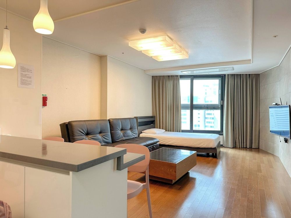 HOTEL WITH Premium Apartment (Bed&View randomly assigned,Extra futon does NOT included in the extra person fee) 42