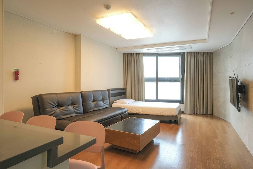 HOTEL WITH Premium Apartment (Bed&View randomly assigned,Extra futon does NOT included in the extra person fee) 40