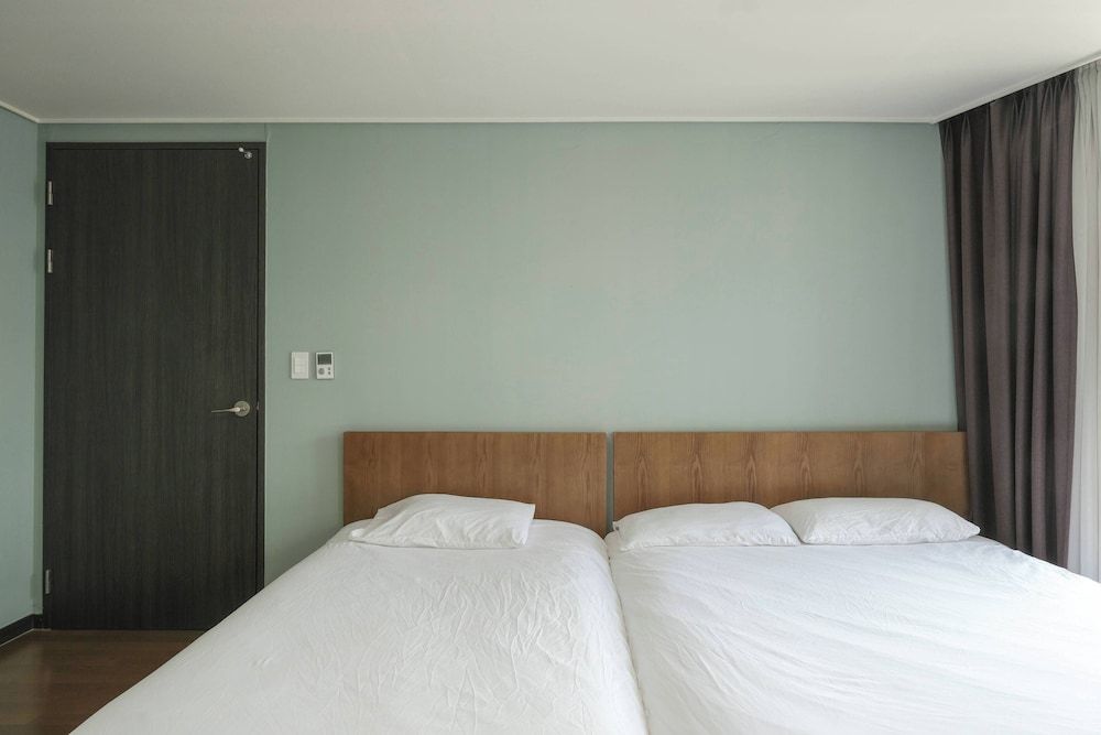 HOTEL WITH Premium Apartment (Bed&View randomly assigned,Extra futon does NOT included in the extra person fee) 11