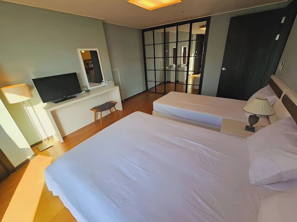 HOTEL WITH Premium Apartment (Bed&View randomly assigned,Extra futon does NOT included in the extra person fee) 2