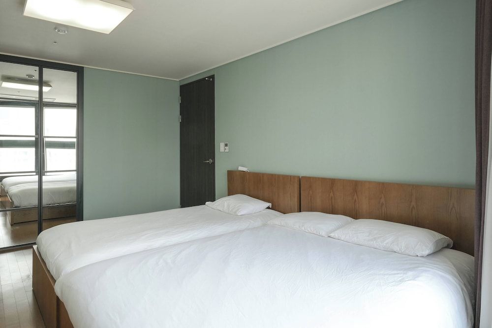 HOTEL WITH Premium Apartment (Bed&View randomly assigned,Extra futon does NOT included in the extra person fee) 10