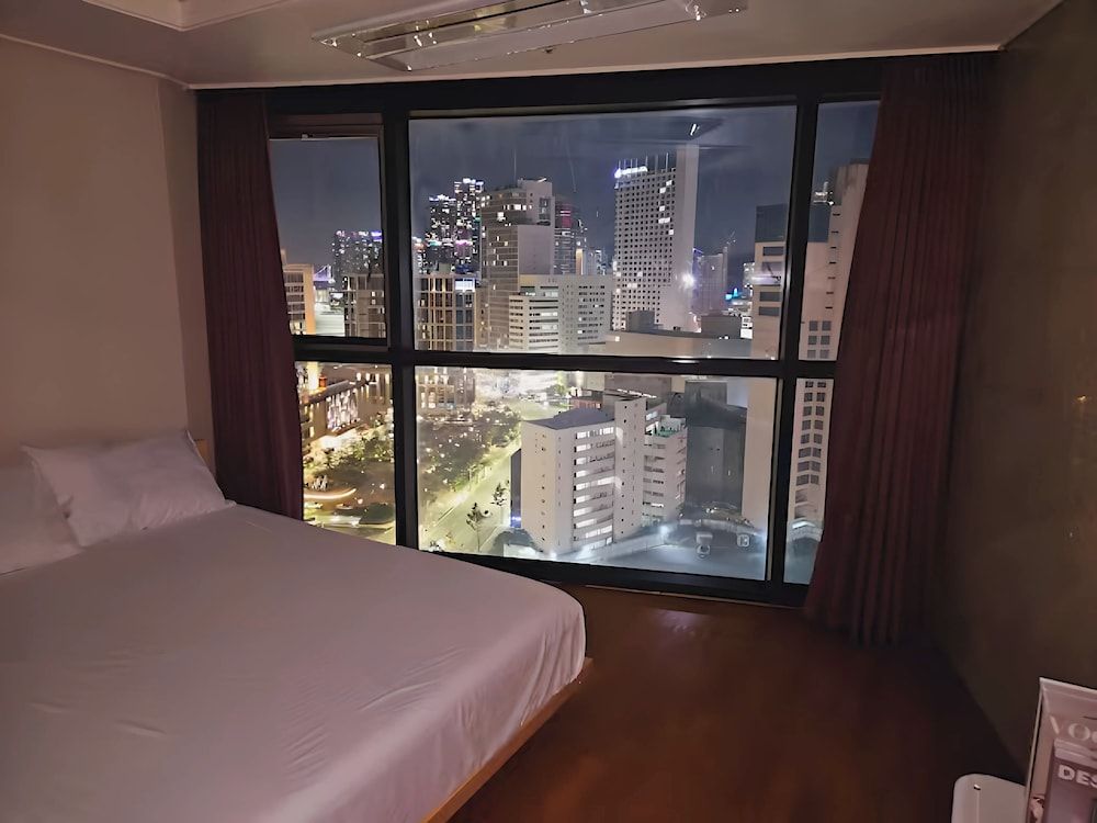 HOTEL WITH Premium Apartment (Bed&View randomly assigned,Extra futon does NOT included in the extra person fee) 3