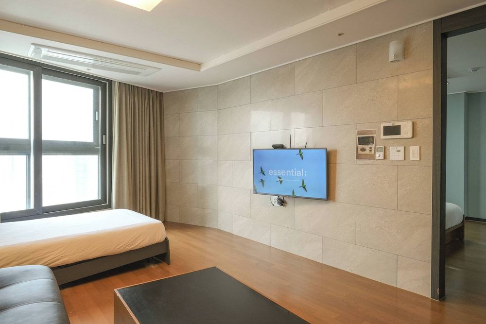 HOTEL WITH Premium Apartment (Bed&View randomly assigned,Extra futon does NOT included in the extra person fee) 46