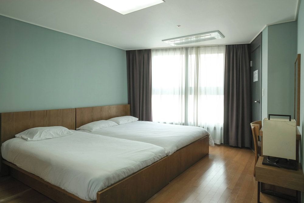 HOTEL WITH Premium Apartment (Bed&View randomly assigned,Extra futon does NOT included in the extra person fee) 12