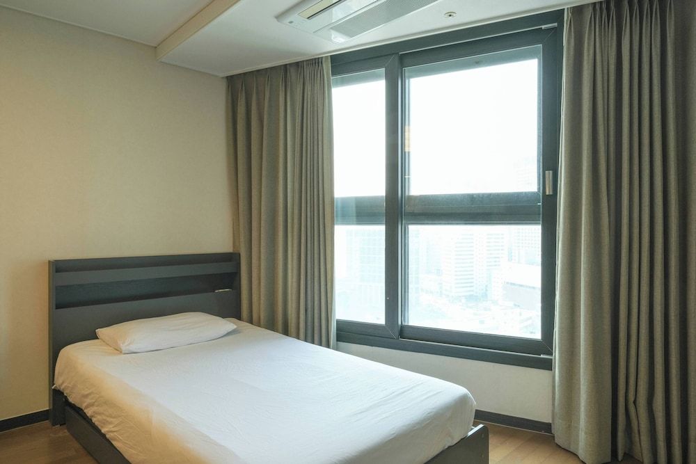 HOTEL WITH Premium Apartment (Bed&View randomly assigned,Extra futon does NOT included in the extra person fee) 19