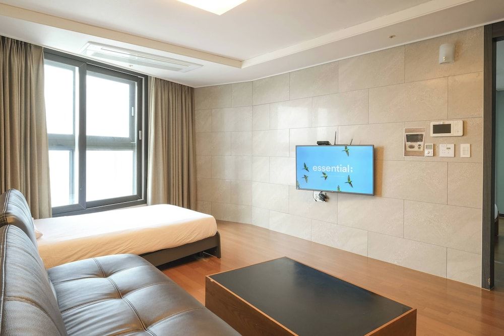 HOTEL WITH Premium Apartment (Bed&View randomly assigned,Extra futon does NOT included in the extra person fee) 38