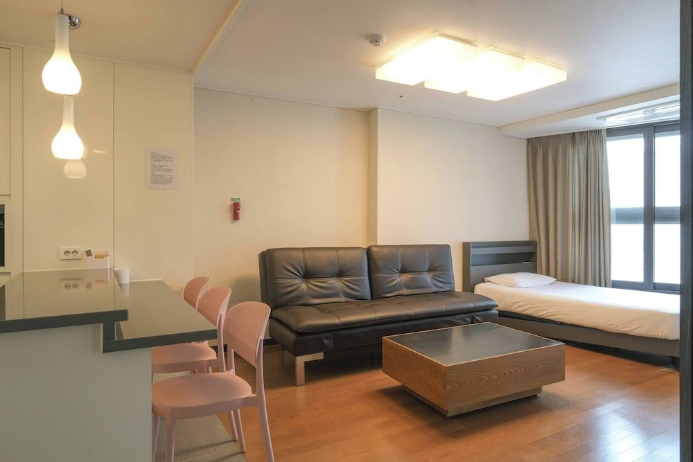 HOTEL WITH Premium Apartment (Bed&View randomly assigned,Extra futon does NOT included in the extra person fee) 36