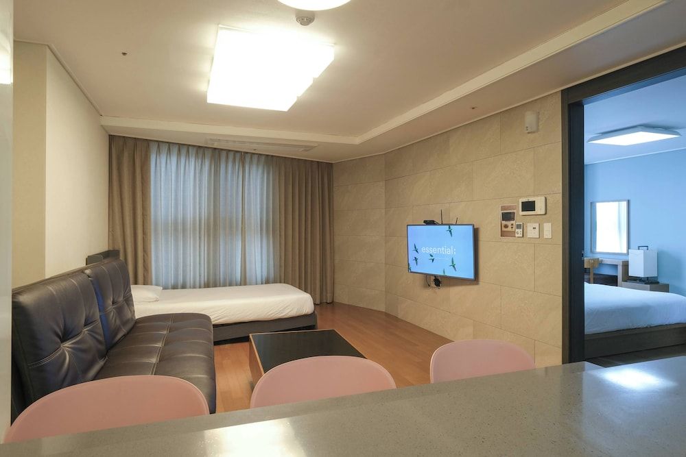 HOTEL WITH Premium Apartment (Bed&View randomly assigned,Extra futon does NOT included in the extra person fee) 35