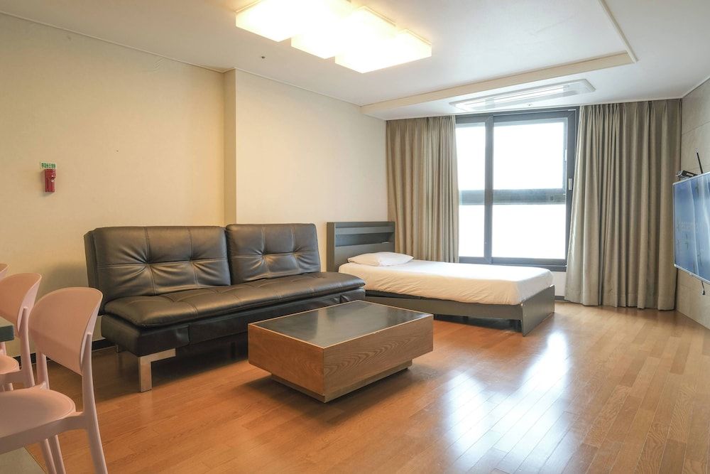 HOTEL WITH Premium Apartment (Bed&View randomly assigned,Extra futon does NOT included in the extra person fee) 39