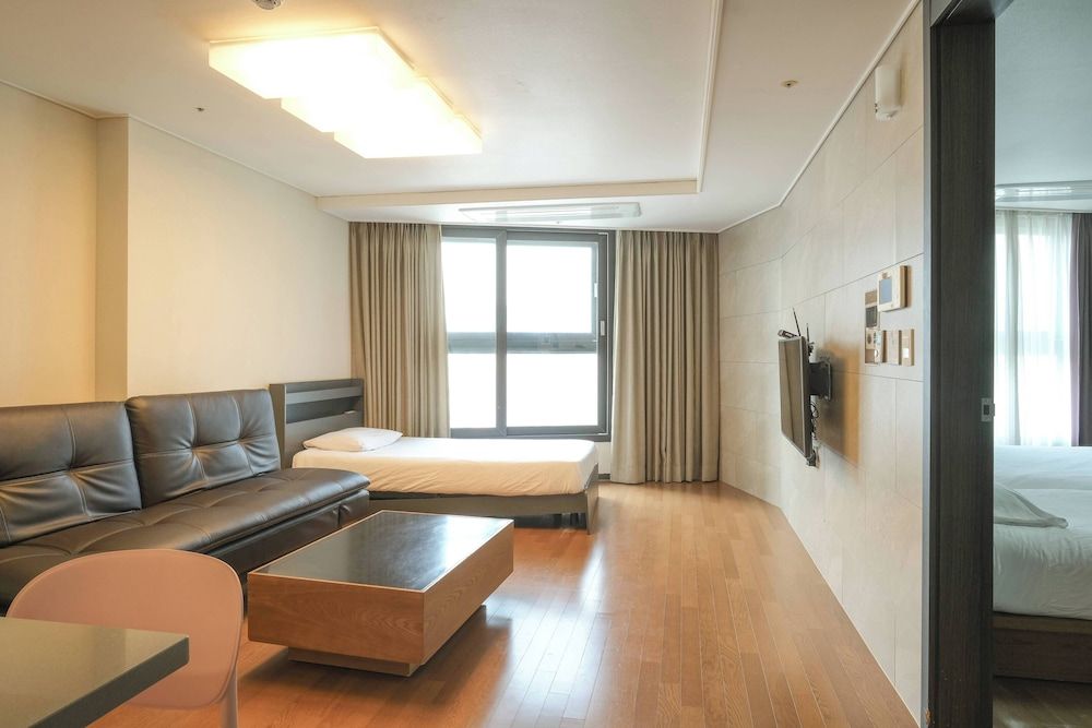 HOTEL WITH Premium Apartment (Bed&View randomly assigned,Extra futon does NOT included in the extra person fee) 41