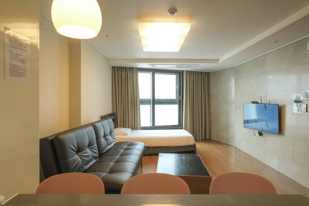 HOTEL WITH Premium Apartment (Bed&View randomly assigned,Extra futon does NOT included in the extra person fee) 45