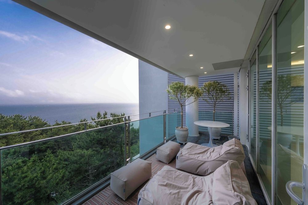 let house Villa, Ocean View, Beachside 8