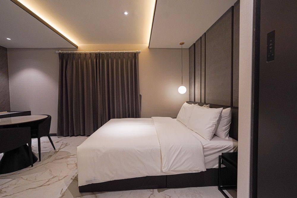 Urban Groove Hotel Premier Deluxe