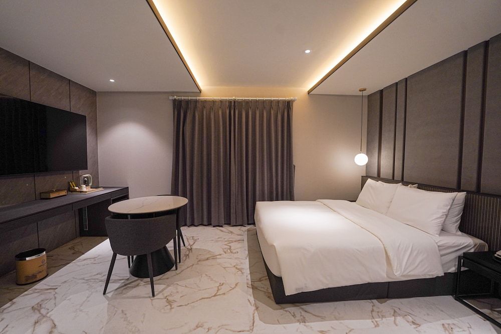 Urban Groove Hotel Premier Deluxe 2