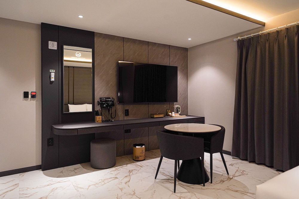 Urban Groove Hotel Premier Deluxe 7