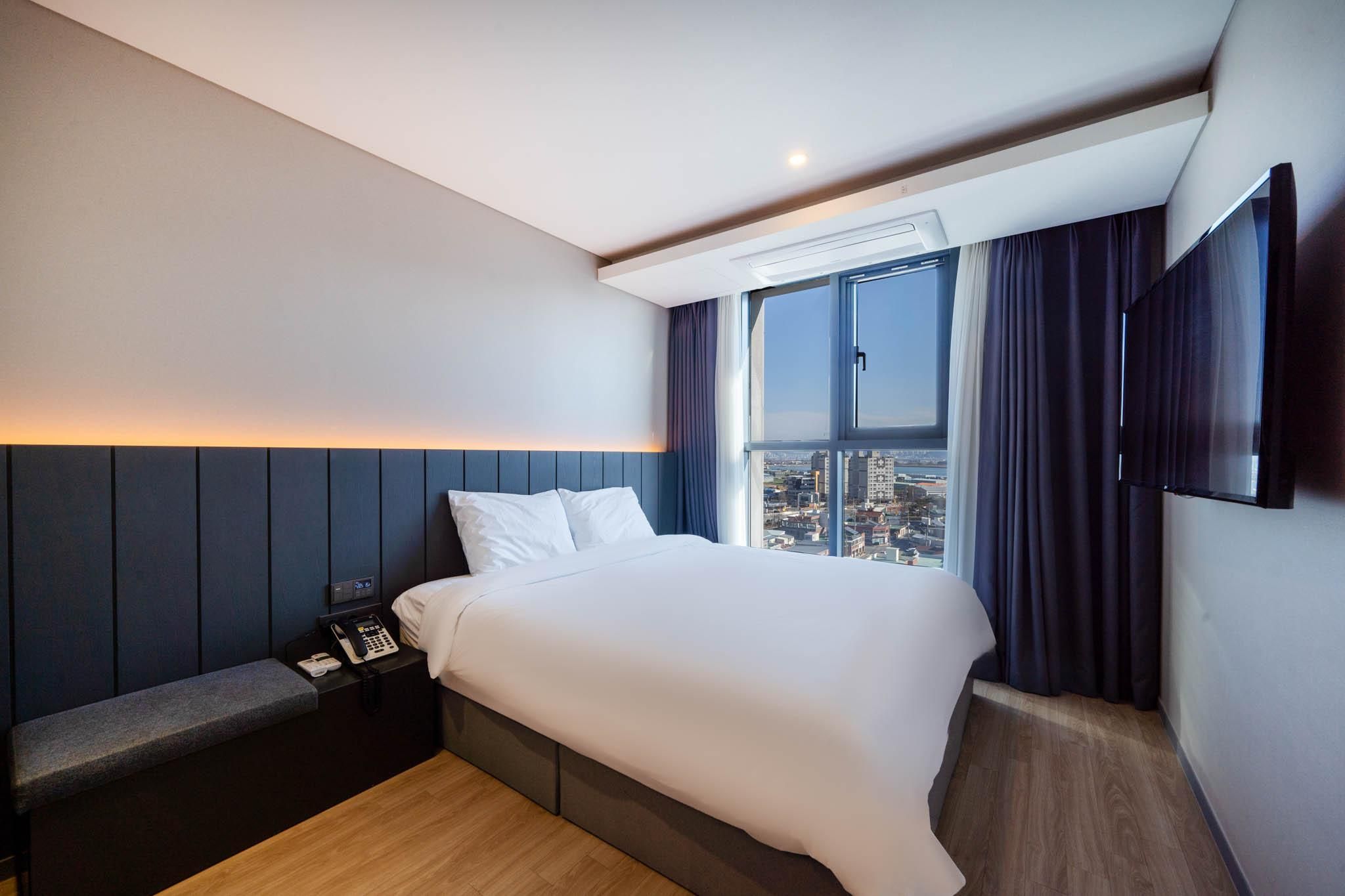 Superior City View King Room