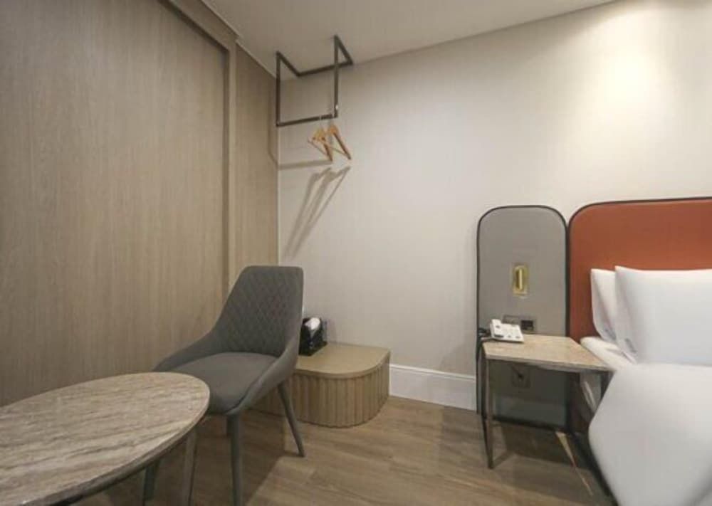 H AVENUE 2. Deluxe 19