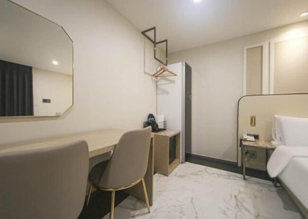 H AVENUE 2. Deluxe 13