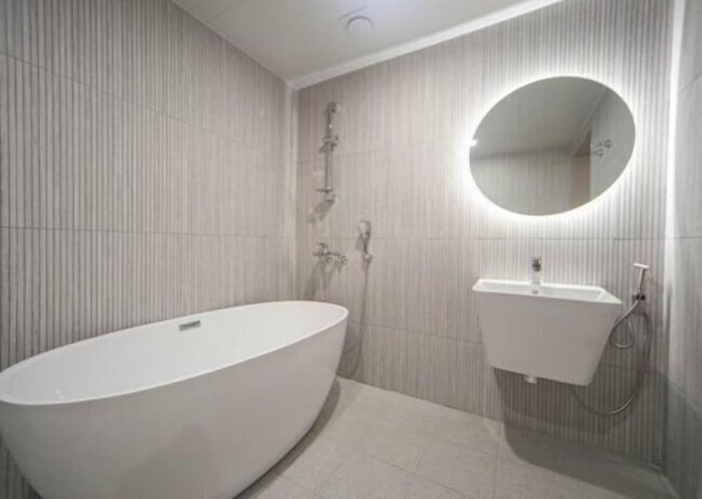 H AVENUE 2. Deluxe 12