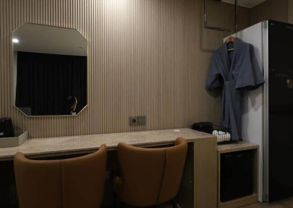 H AVENUE 2. Deluxe 17