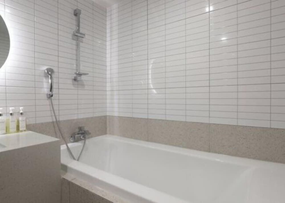 H AVENUE 2. Deluxe 15