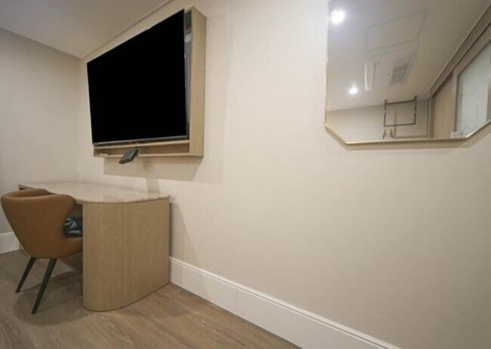 H AVENUE 2. Deluxe 16