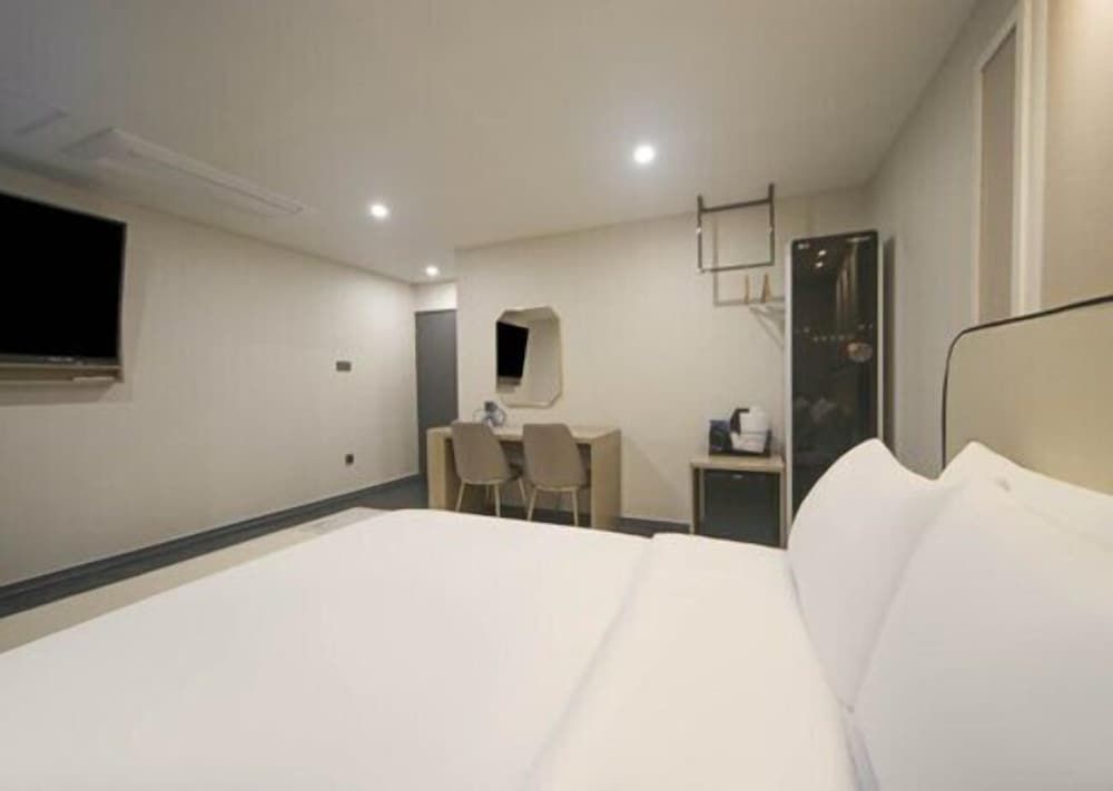 H AVENUE 2. Deluxe 18