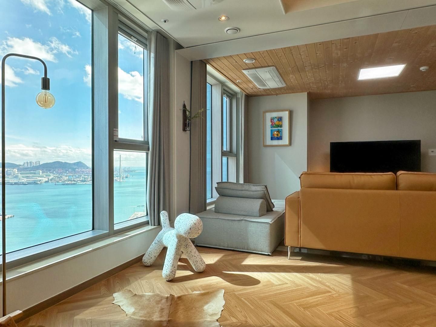 BrownSuites Busan Station  Superior Sea View Suite 2