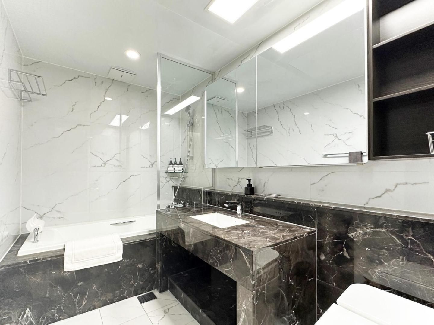 Marina View Grand Suite B