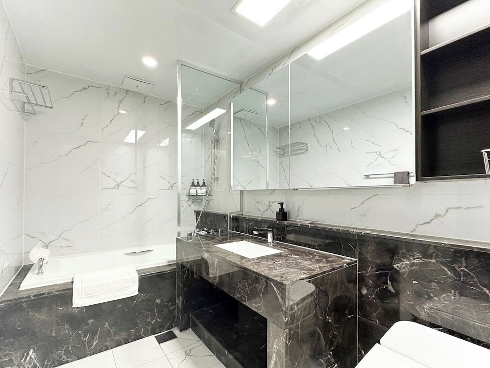 Deep soaking bathtub