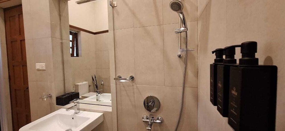 Camellia Residencies Colombo Deluxe Double Room 14