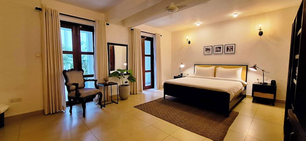 Camellia Residencies Colombo Deluxe Double Room 8
