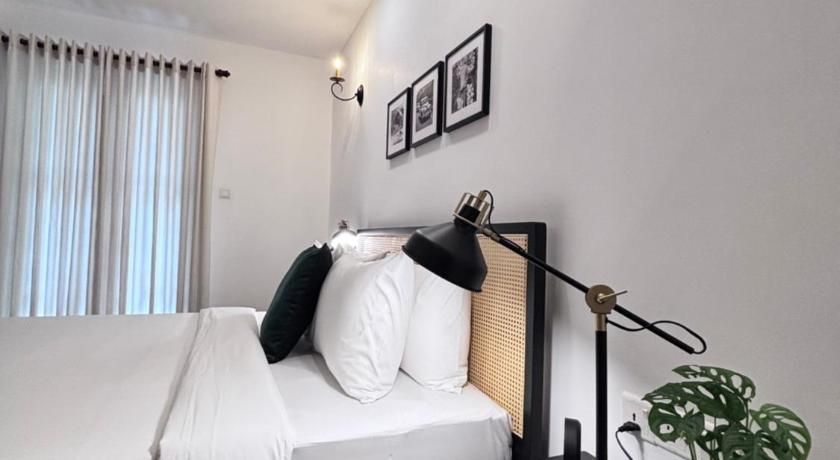 Camellia Residencies Colombo Deluxe Double Room 9
