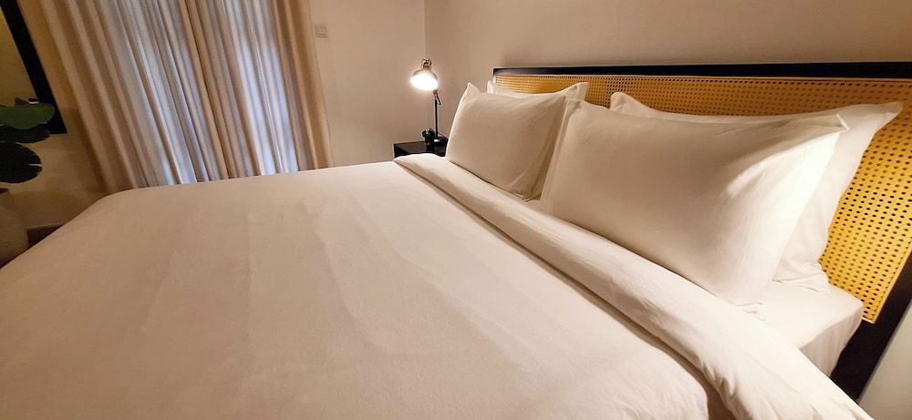 Camellia Residencies Colombo Deluxe Double Room 6