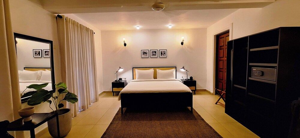 Camellia Residencies Colombo Deluxe Double Room 7