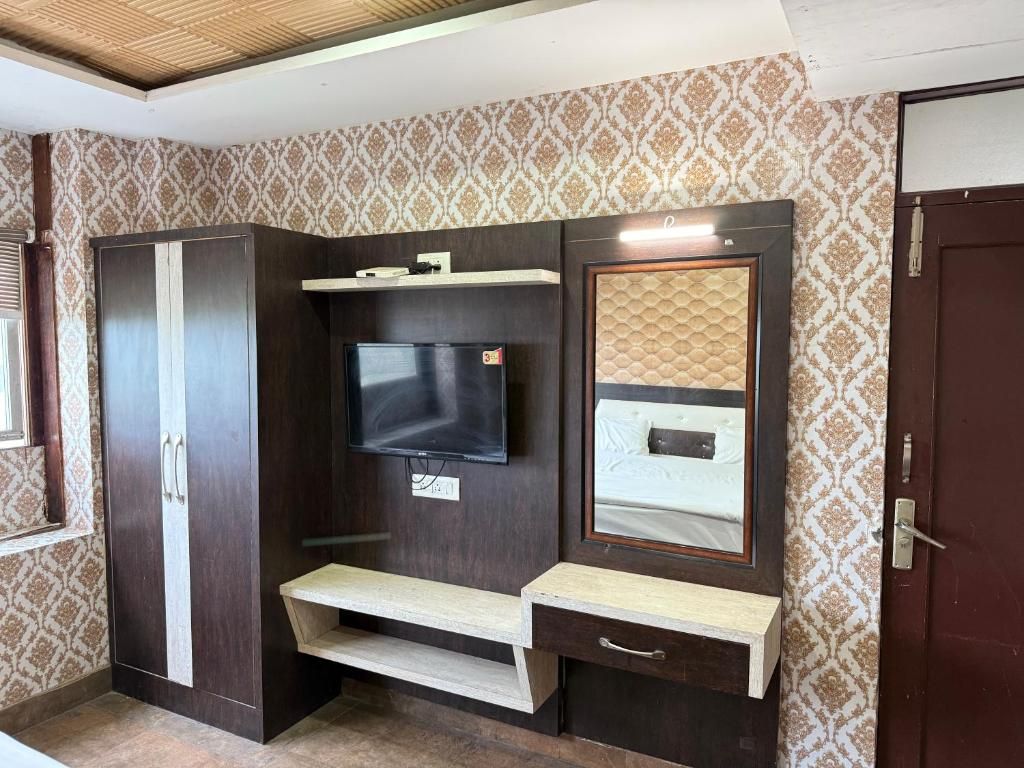 Hotel HD Residency A Unit By Hotel Harbans Deluxe Room 6