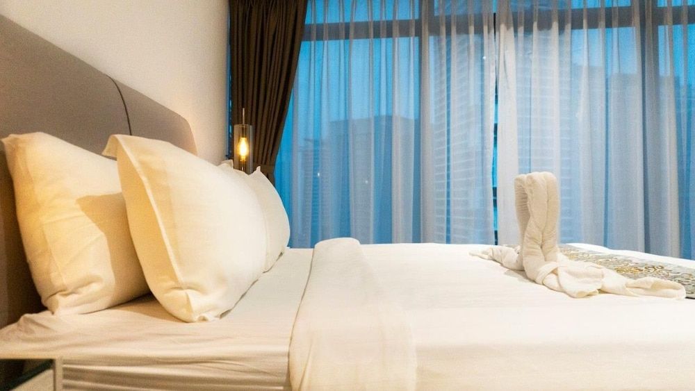 Luxury Three bedroom apartment (PETRONAS Twin Towers view)