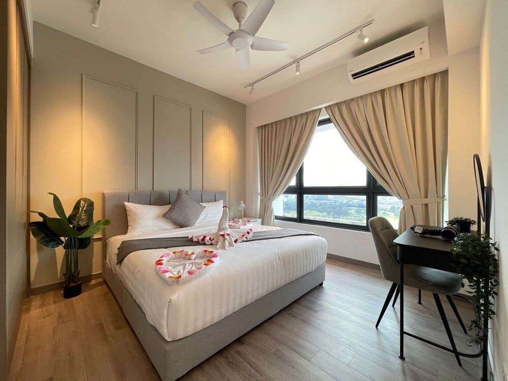 Signature Condo, Golf View